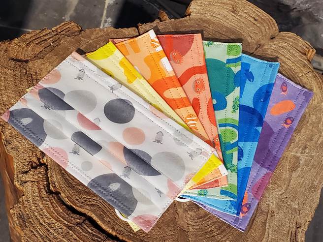 屏东海生馆配合「海洋本色」活动所推出的8款独家Q萌海洋系口罩，因色系粉嫩梦幻又可爱，在春节假期造成轰动。（谢佳潾摄）