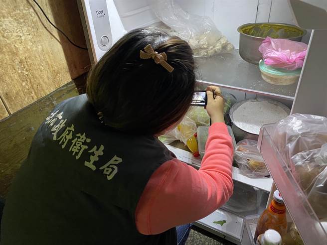 台南市卫生局今晚到场稽查。（台南市卫生局提供／曹婷婷台南传真）