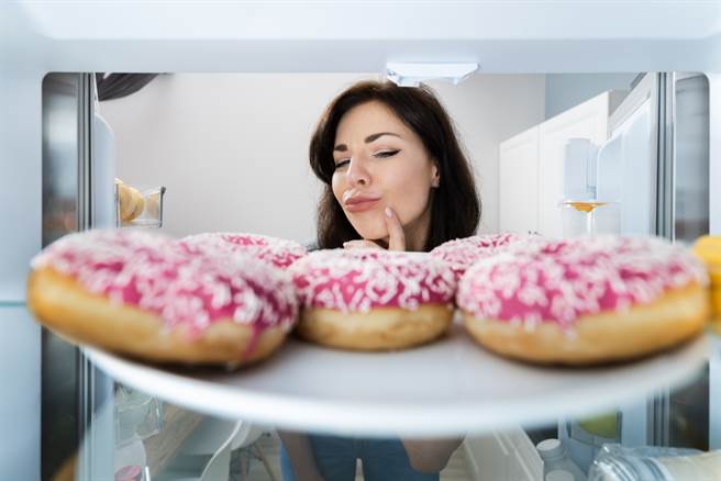 一名女網友分享，她打開冰箱找點心吃，卻發現弟弟在點心底下留了一張紙條，瞬間讓她陷入兩難。(達志影像/示意圖非當事人)
