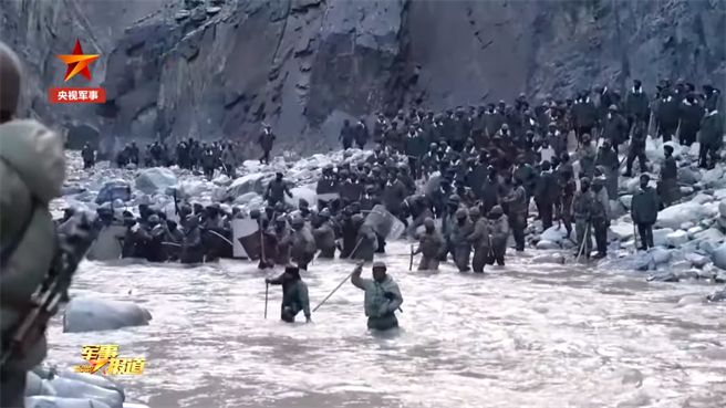 大陆《央视军事》频道19日首度发布纪录片，为去年6月在加勒万河谷与印度军队发生大规模衝突而牺牲的4名解放军战士悼念。（图／央视画面截图）