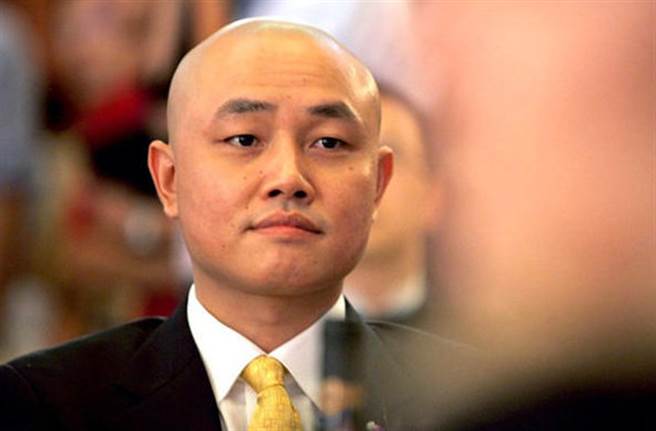 中学未毕业的黄光裕是大陆商场上的传奇人物，白手起家的他在39岁就登上中国首富，却在当了首富一个月后被捕下狱，震惊中国社会。日前他刑满出狱后，预料将在大陆商场上掀起巨大波澜。（图／微博）