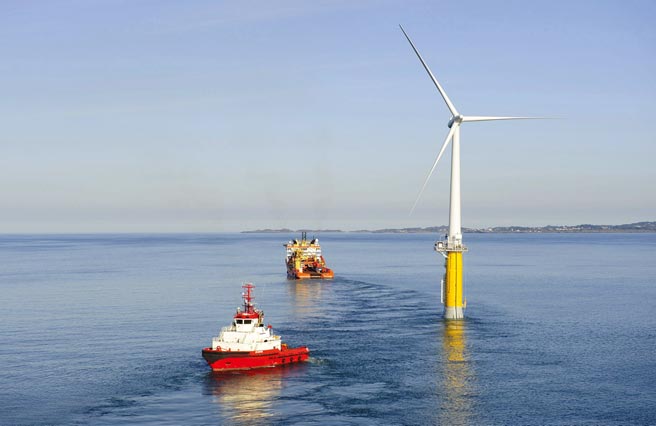 基于施工成本与难度等考量，当离岸风场水深超过50公尺时，浮式风机被视为最可行的离岸风机型式。图／路透
