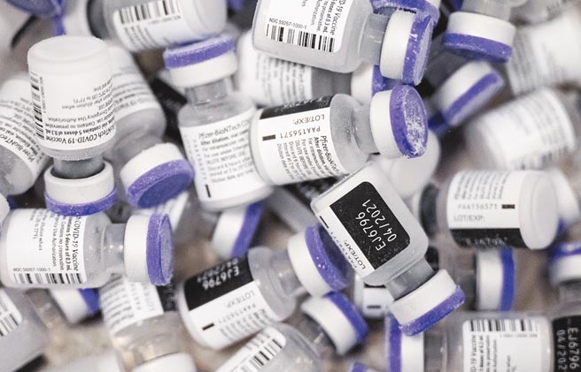 中广董事长赵少康批陈时中因意识形态，非要绕过BNT代理商找总公司购买疫苗，违反商业常识偷鸡摸狗走后门。图为BNT疫苗。（美联社）