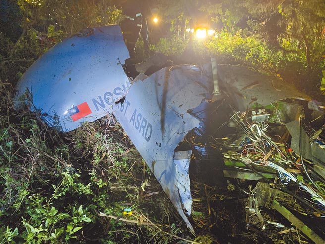 台东市活水湖18日晚间6点30分1架国家中山科学研究院测试中的「腾云」无人机坠毁引发火警。（蔡旻妤摄）