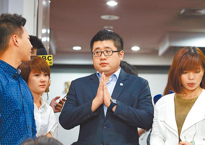 曾任柯市府发言人的民进党副秘书长林鹤明昨在脸书开呛，直言民眾党是惯老板。图为2015年时，柯文哲与林鹤明（左）在台北市议会交换意见的画面。（本报资料照片）