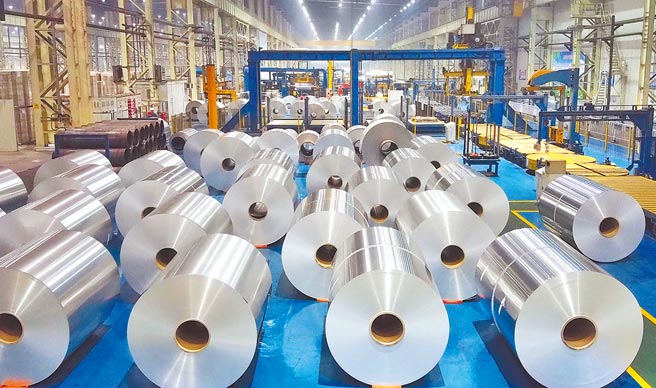 财政部昨公布初步将就中国大陆产制进口特定铝箔课徵反倾销税。图为山东省邹平市轻质高强铝合金产业示范基地。（新华社）