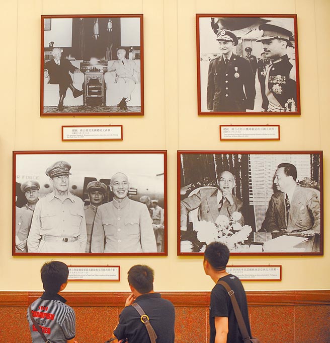 国史馆对「两蒋日记」及文物的所有权提民事诉讼，高院18日开庭审理，法官劝双方和解，让重要文物妥善获保存。图为观光客前往中正纪念堂，参观介绍蒋中正事蹟及文物。（本报资料照片）