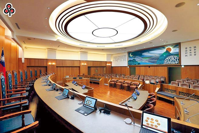 一名男子与妻子离婚后，做了变性手术，竟公然猥亵要自己的3个子女闻他私处，逼迫叫他「阿姨」。法官考量他坦承犯行，且前妻及家人求情，依加重强制猥亵罪判囚1年6月确定。（本报资料照片）