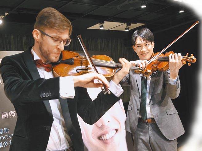 曾拿下多项国际小提琴大赛奖项的小提琴家林品任（右）、俄国小提琴家列夫‧索罗多夫尼可夫（左），演奏技术精湛。（杜宜谙摄）