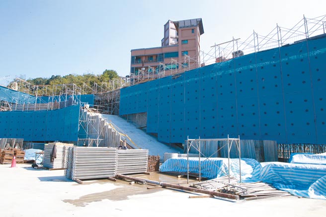 基隆市政府规画改建中兴国小老旧校舍并辟设新停车场，预计年底完工。（陈彩玲摄）