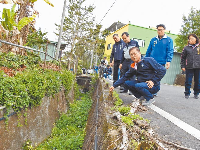 南投縣長林明溱，18日到魚池鄉勘查農水路。（南投縣政府提供／廖志晃南投傳真）