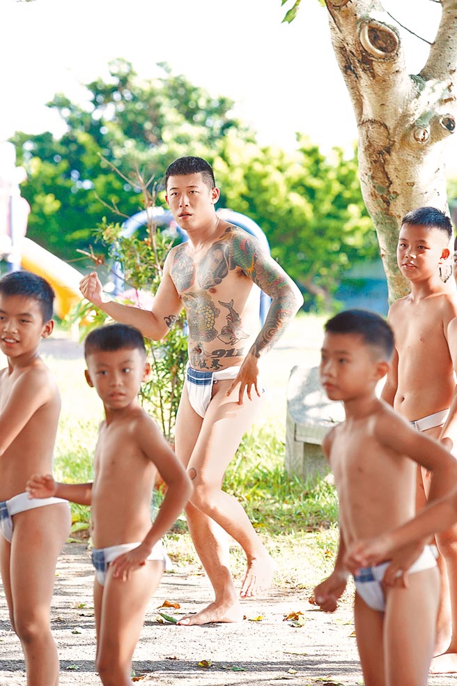 玖壹壹的健志在《极岛冒险》节目中穿丁字裤跳舞。（混血儿娱乐提供）