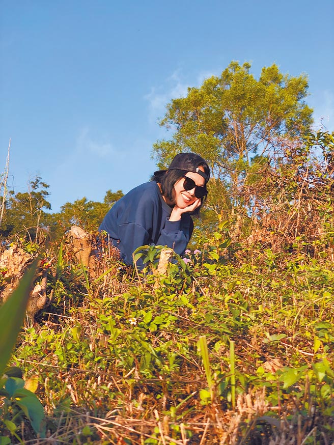 戴愛玲過年期間回屏東部落與家人團聚，開心拍美照。（傑慶娛樂提供）
