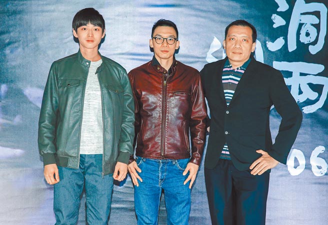 古峰（左起）、导演王逸帆、黄大旺昨出席《洞两洞六》首映，大谈当兵趣事。（粘耿豪摄）