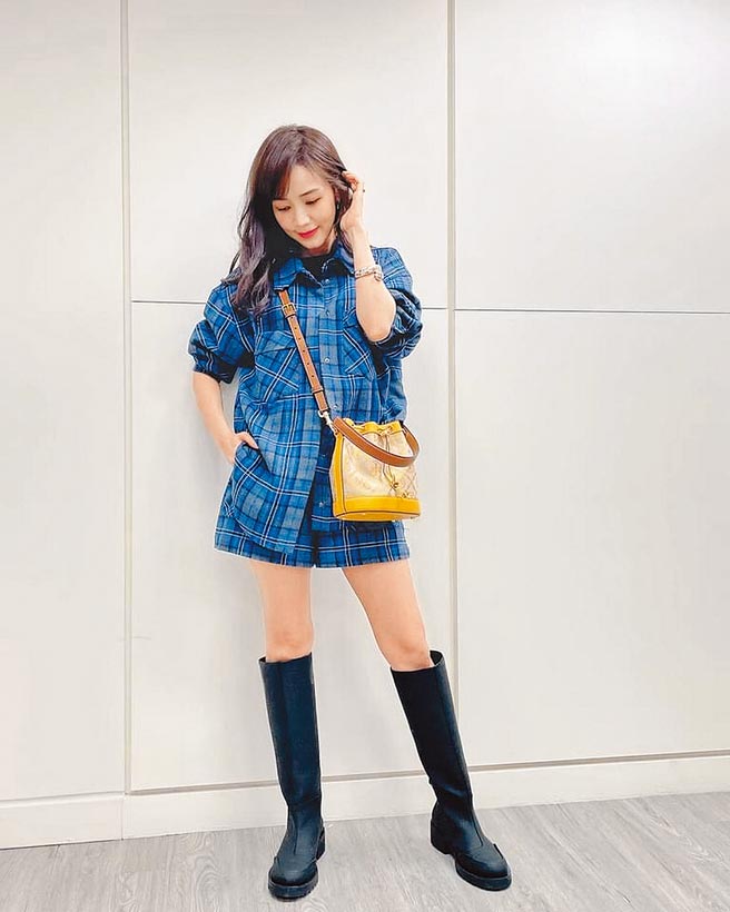 侯佩岑以海軍藍格紋洋裝呼應Tory Burch這次全新T Monogram水桶包的設計，水桶包1萬9900元。 （摘自侯佩岑臉書）