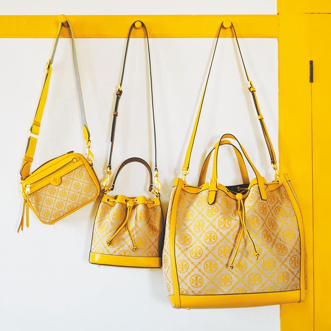 Tory Burch亮麗黃T Monogram相機包（左起），1萬6900元；亮麗黃T Monogram水桶包，1萬9900元；亮麗黃T Monogram小型托特包，1萬8900元。（Tory Burch提供）