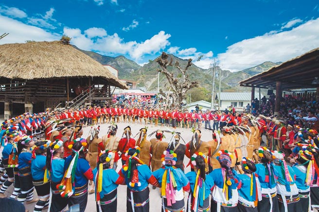 《听见臺湾》的第八景〈达邦节日〉中，清楚呈现邹族最重要的「Mayasvi」（邹族战祭）。（原住民委员会提供）