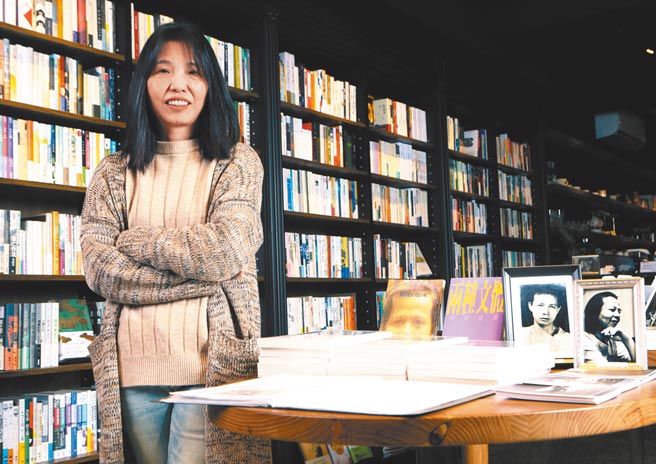 独立书店「春秋」不只卖书卖咖啡，陈正菁（左）希望它同时是城市的艺文基地。（陈怡诚摄）