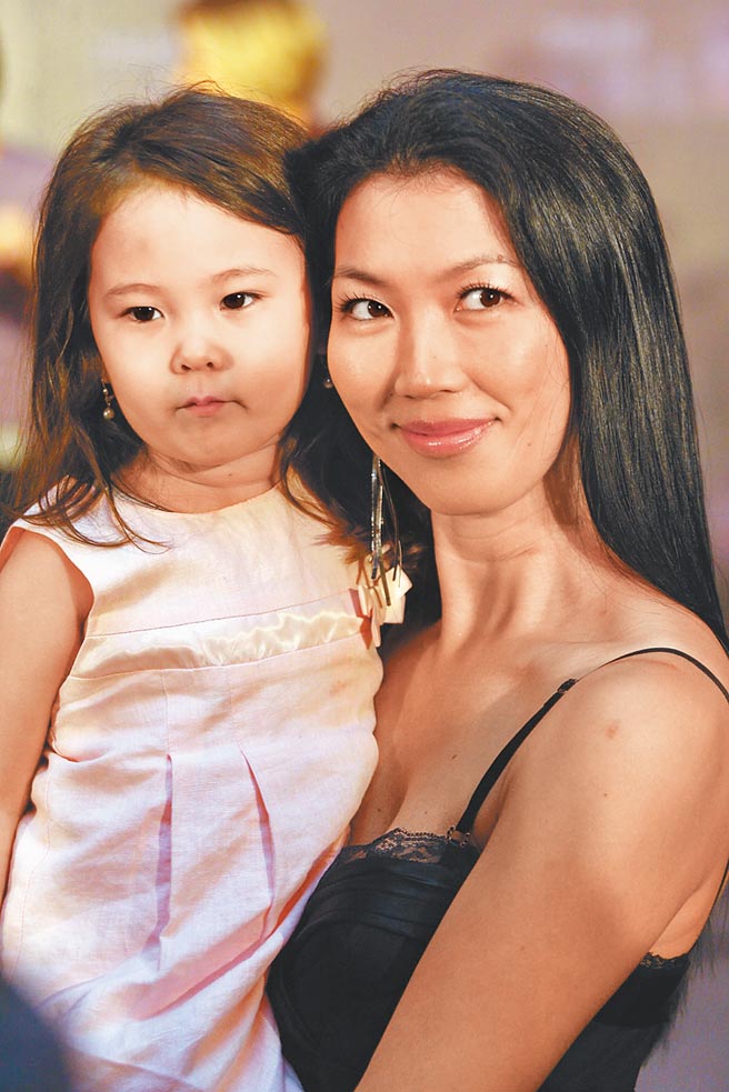 珍娜李相当疼爱养女夏安，图为2008年母女俩一同出席安丽杯赛前记者会。（本报资料照片）