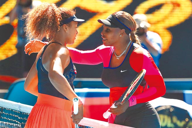 大坂直美（左）击败儿时偶像小威廉丝，两人赛后在网前握手。（路透）