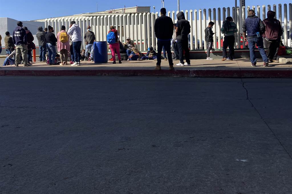 逾200人塞进冷藏货车偷渡德州。其中100多人在逃，恐面临冻死厄运。图为在美墨边界的移民。图/美联社(photo:ChinaTimes)