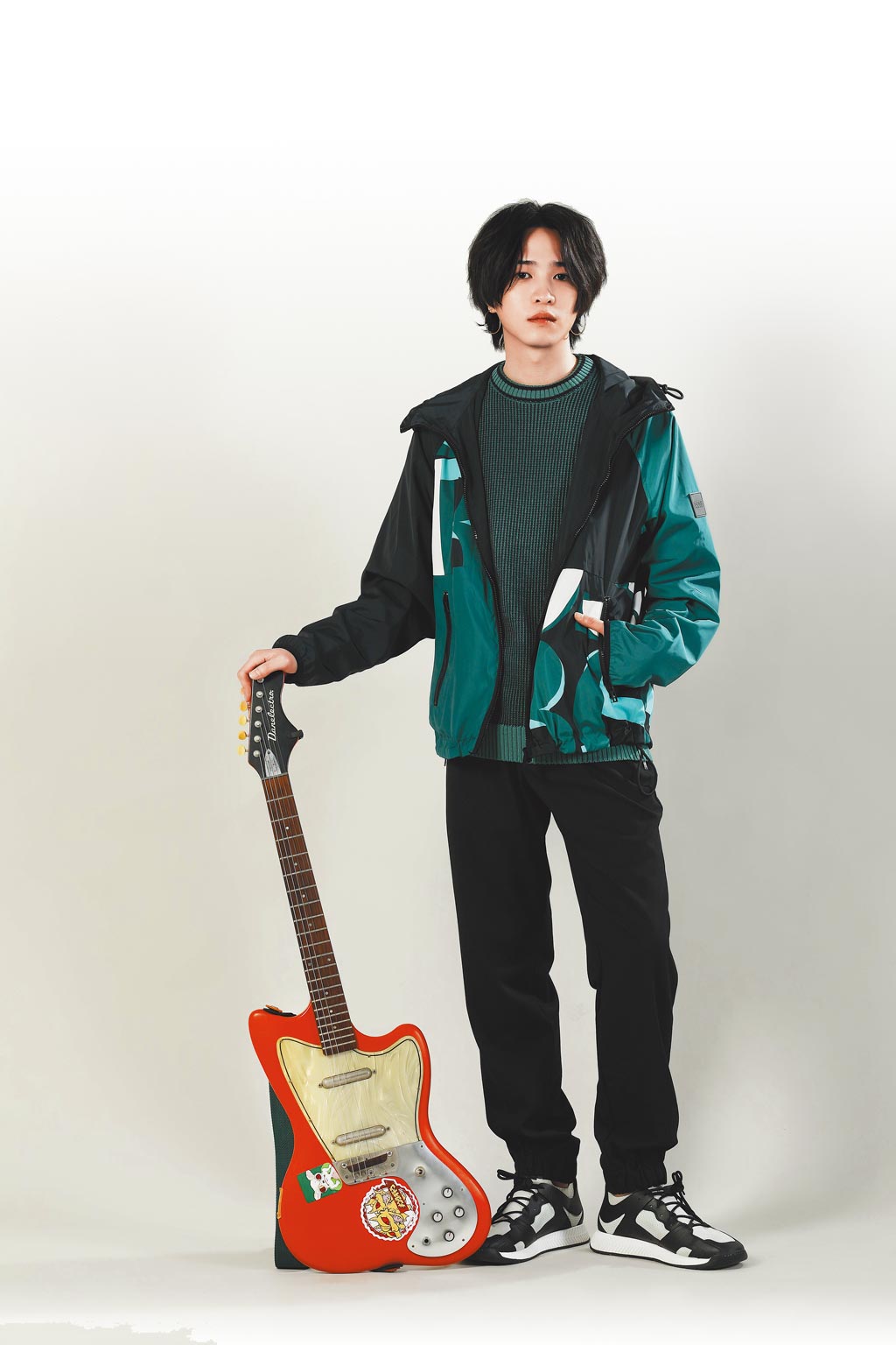 許含光身穿BOSS早春新品、鞋款，綠色服裝配紅色電吉他，產生強烈對比。（石智中攝）