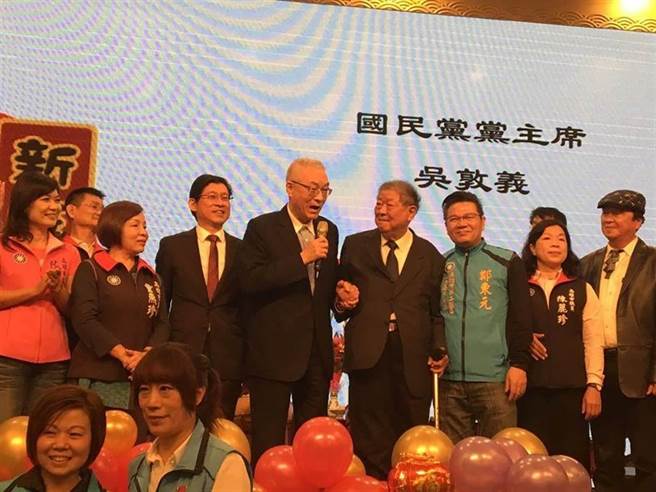 国民党高雄市党部副主委 李玉文（左四）。（图/摘自李明璇脸书）