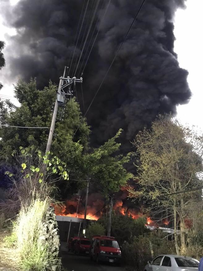 后里区一间橡胶工厂今天凌晨窜火舌，浓烟直逼天际十分恐怖。（台中市消防局提供／陈淑娥台中传真）