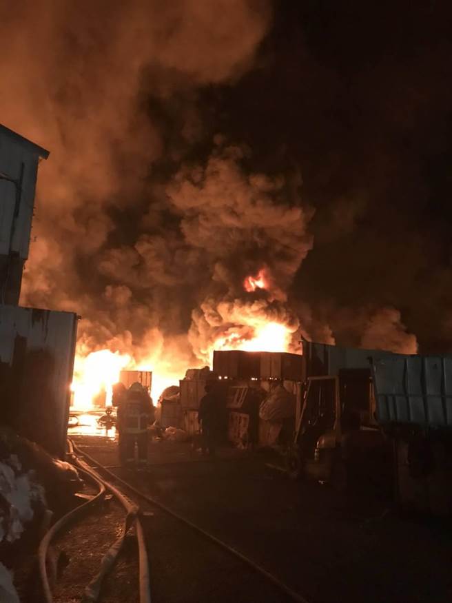 后里区一间橡胶工厂今天凌晨窜火舌，火势一发不可收拾。（台中市消防局提供／陈淑娥台中传真）