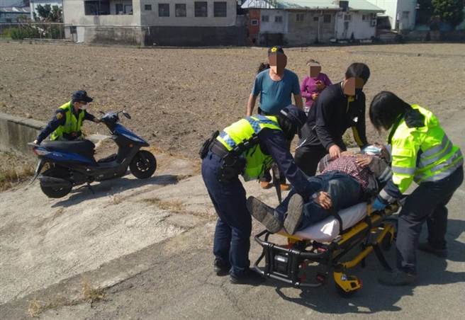 救护人员到场，警消协助抬上担架，并联繫家属陪同至台中荣总就医。（警方提供／陈世宗台中传真）