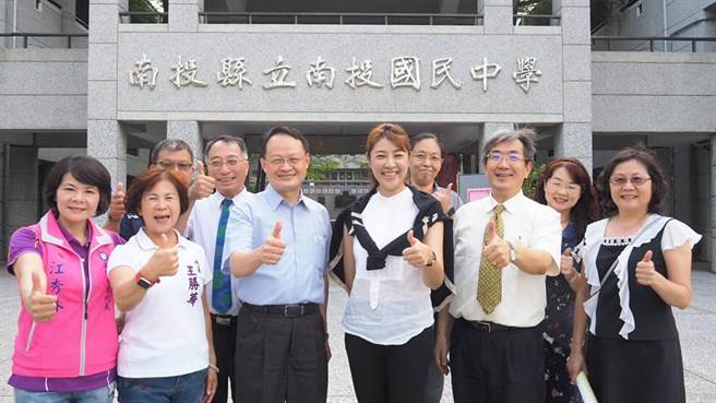 國民黨立委許淑華親赴南投國中視察，與現場人員合影。（圖／取自許淑華臉書）