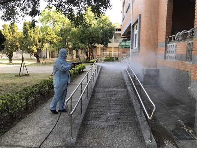 寒假結束開學在即，金門縣環保局連3天展開校園環境消毒，減低各種病毒感染的風險。（金門縣環保局提供）