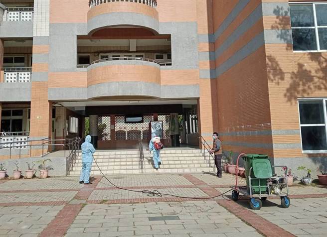 縣環保局自2月17日至2月20日，協同各鄉鎮公所清潔隊人員採用背負式噴霧器，搭配消毒車在校園展開環境消毒作業。（金門縣環保局提供）