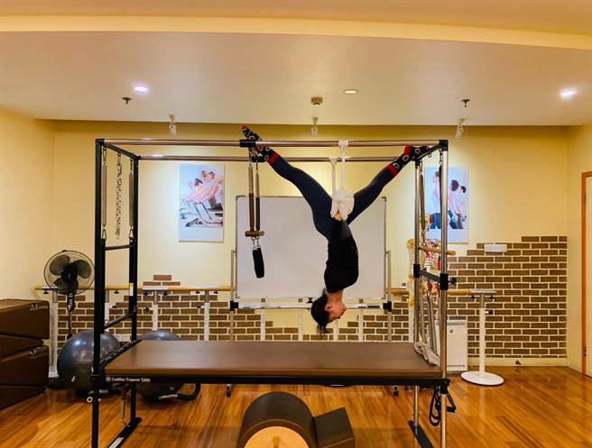 丁噹倒立秀好身材（相信音乐提供）