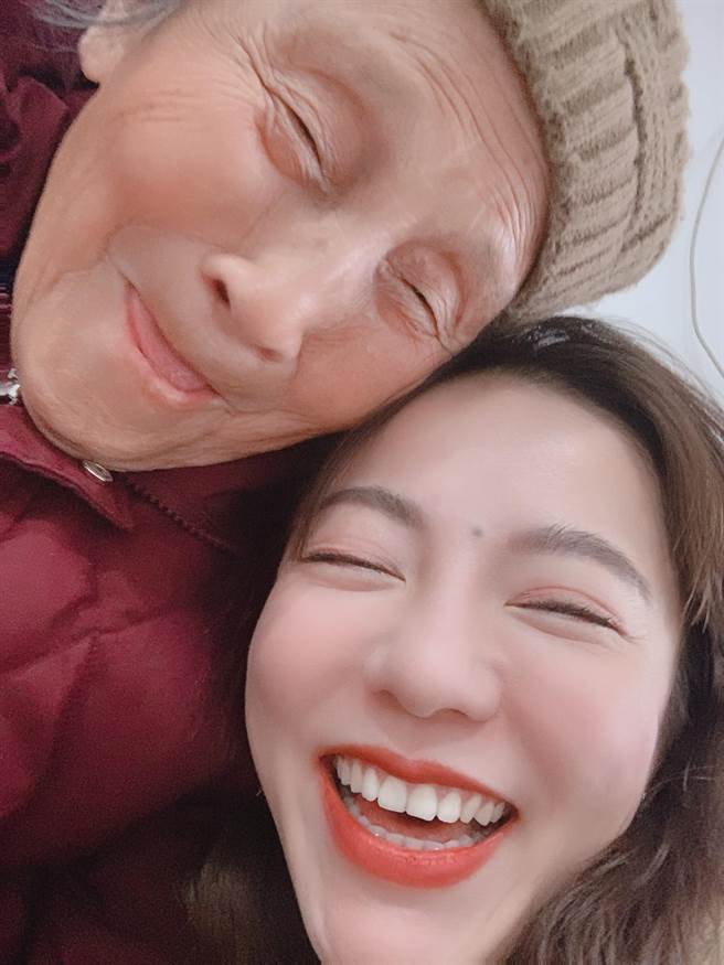 丁噹与外婆感情深厚。（相信音乐提供）