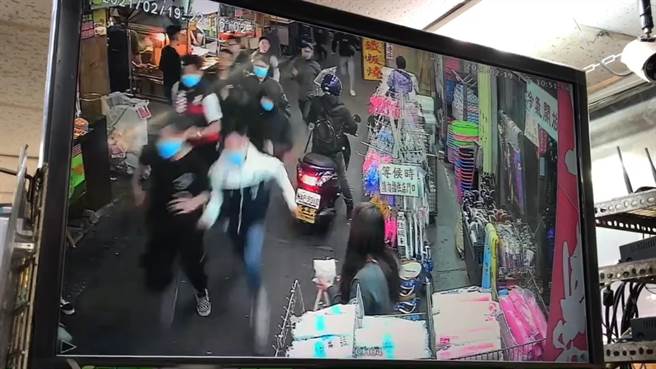 宜兰市东门夜市发生当街持刀砍人追杀事件。（胡健森翻摄）