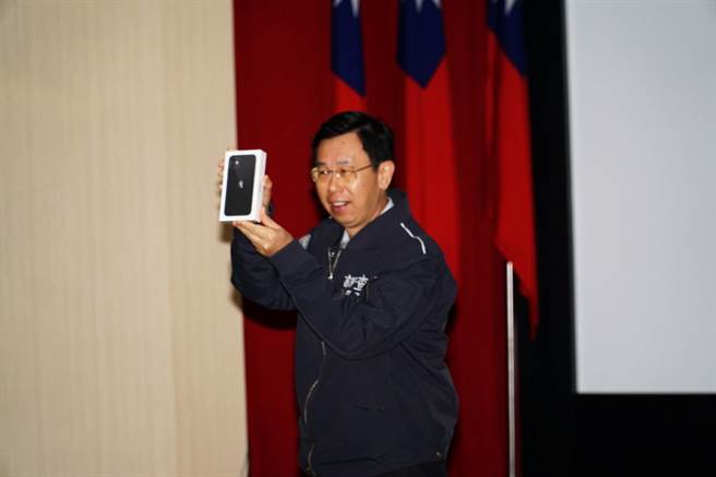 調查局為格瑞特真相點閱破10萬舉辦抽獎回饋觀眾，局長呂文忠抽出iPhone大獎。（張孝義攝）