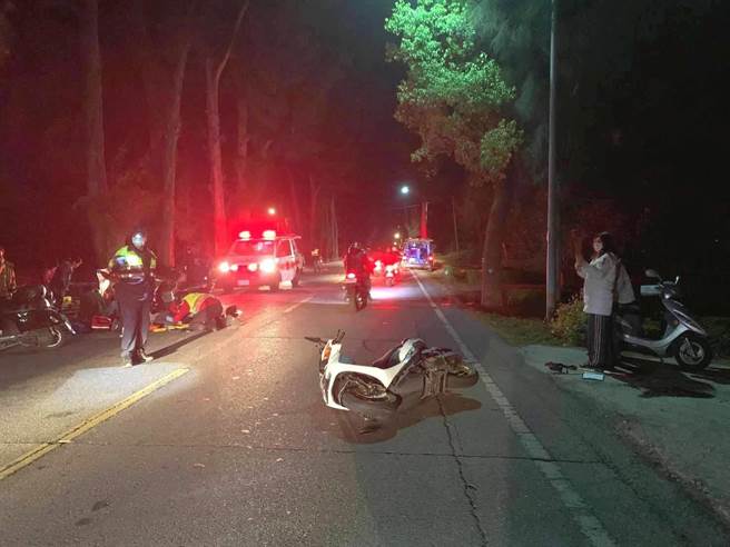 金門環島北路昨晚發生機車連環車禍，造成2車4人受傷的事故。（警方提供）