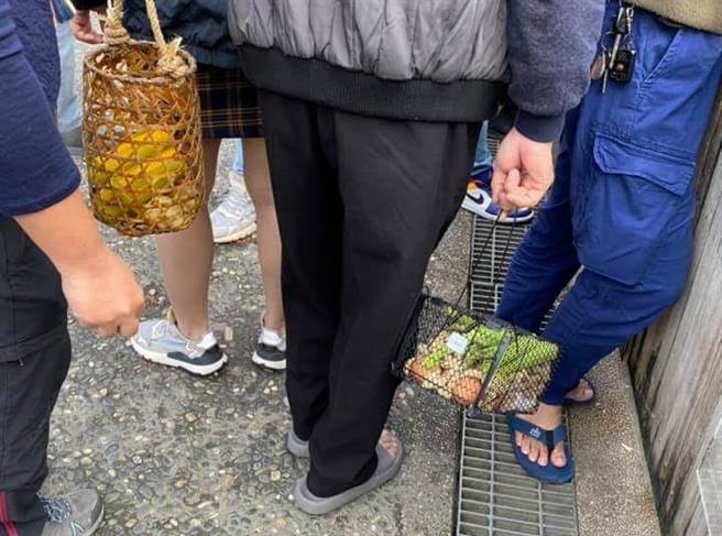 一名网友日前发现，一名民眾竟然拿着超奇葩承装容器，竟是一个「捕鼠笼」，让网友吓得直呼完全没胃口了。（图／翻摄自脸书「爆怨公社」）