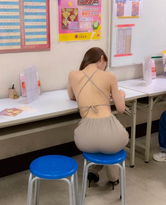长髮正妹穿着大露背连身裤进彩券行。（图／FB@爆废公社二馆）