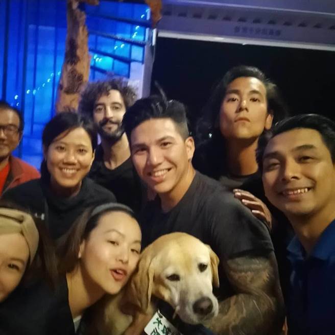 台東縣太麻里鄉1間民宿主人飼養的退役搜救犬「貝斯」人氣旺，其中不乏大明星彭于晏(後排右1)與牠的合影。（翻攝自戴永明臉書／蔡旻妤台東傳真）