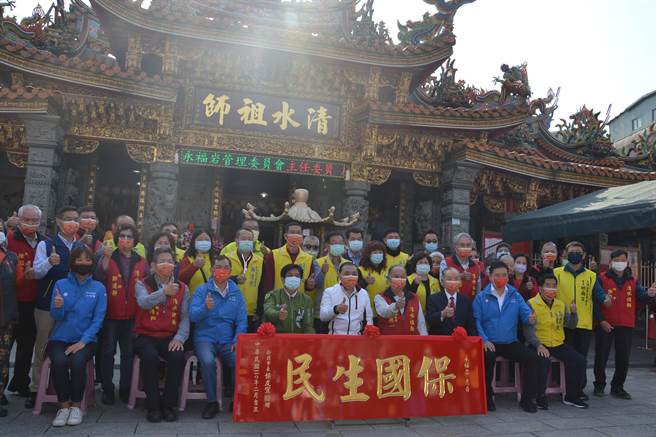 新北市长侯友宜为了感谢庙方配合，今(20)日到土城的永福岩清水祖师庙参拜祈福，并致赠「保国生民」匾额。（记者蔡雯如摄）