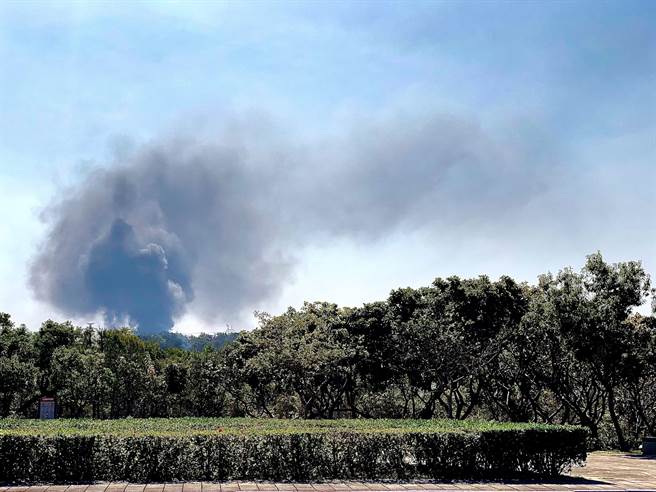 后里区一间橡胶工厂今天凌晨窜火舌，大片黑烟遮天影响空气品质。（陈淑娥摄）