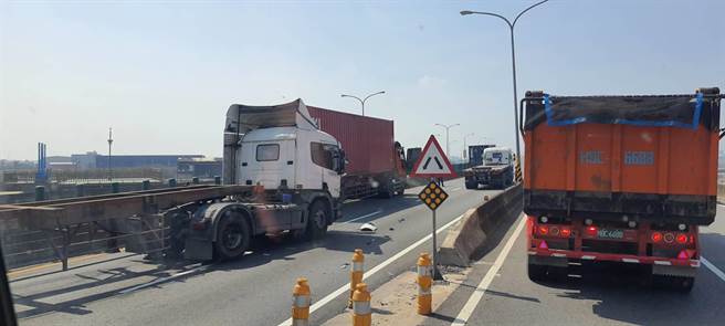 西滨快速道联结货柜车等3大1小连环追撞，伸港段全线封闭。（彰化踢爆网提供／吴敏菁彰化传真）