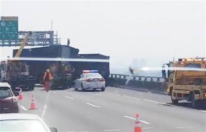 西滨快速道联结货柜车等3大1小连环追撞  伸港段全线封闭。（彰化踢爆网提供／吴敏菁彰化传真）