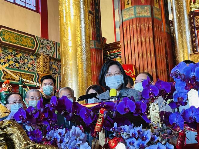 总统蔡英文（图中）、前总统马英九20日上午皆安排前往北市文山区指南宫参加玉皇大帝诞辰法会，但两人一前一后的错开。（吴康玮摄）