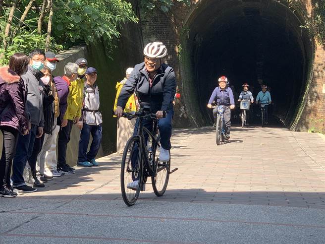 行政院长苏贞昌今天视察基隆河水防道路兼自行车步道。（王扬杰摄）