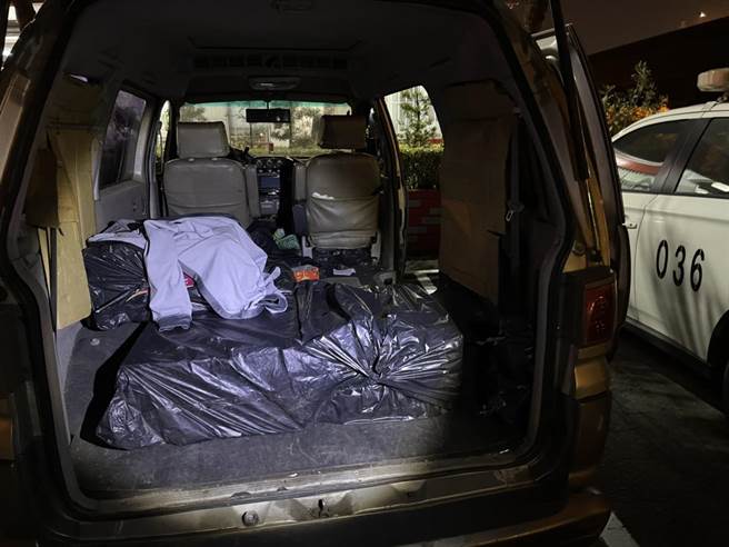 洪男开车硬闯高雄港管制站，车上被搜出大量走私洋菸。（柯宗纬翻摄）★吸菸有害健康 中时新闻网关心您！戒菸专线：0800-636363