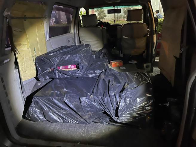 洪男开车硬闯高雄港管制站，车上被搜出大量走私洋菸。（柯宗纬翻摄）★吸菸有害健康 中时新闻网关心您！戒菸专线：0800-636363