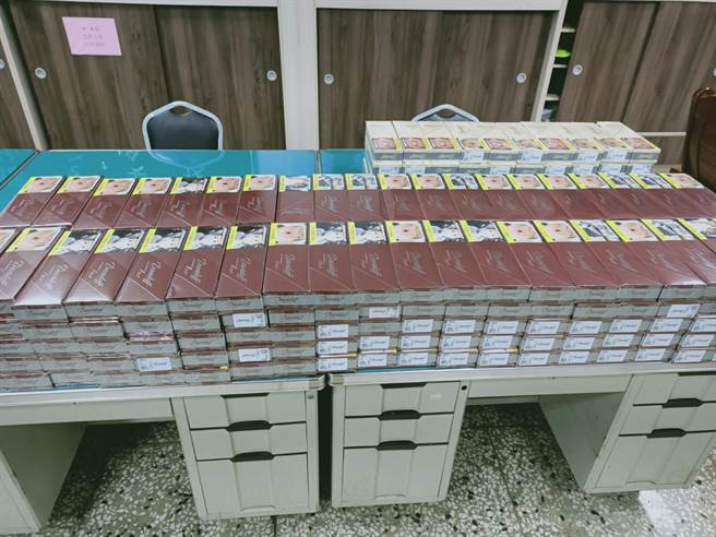 洪男开车硬闯高雄港管制站，车上被搜出大量走私洋菸。（柯宗纬翻摄）★吸菸有害健康 中时新闻网关心您！戒菸专线：0800-636363